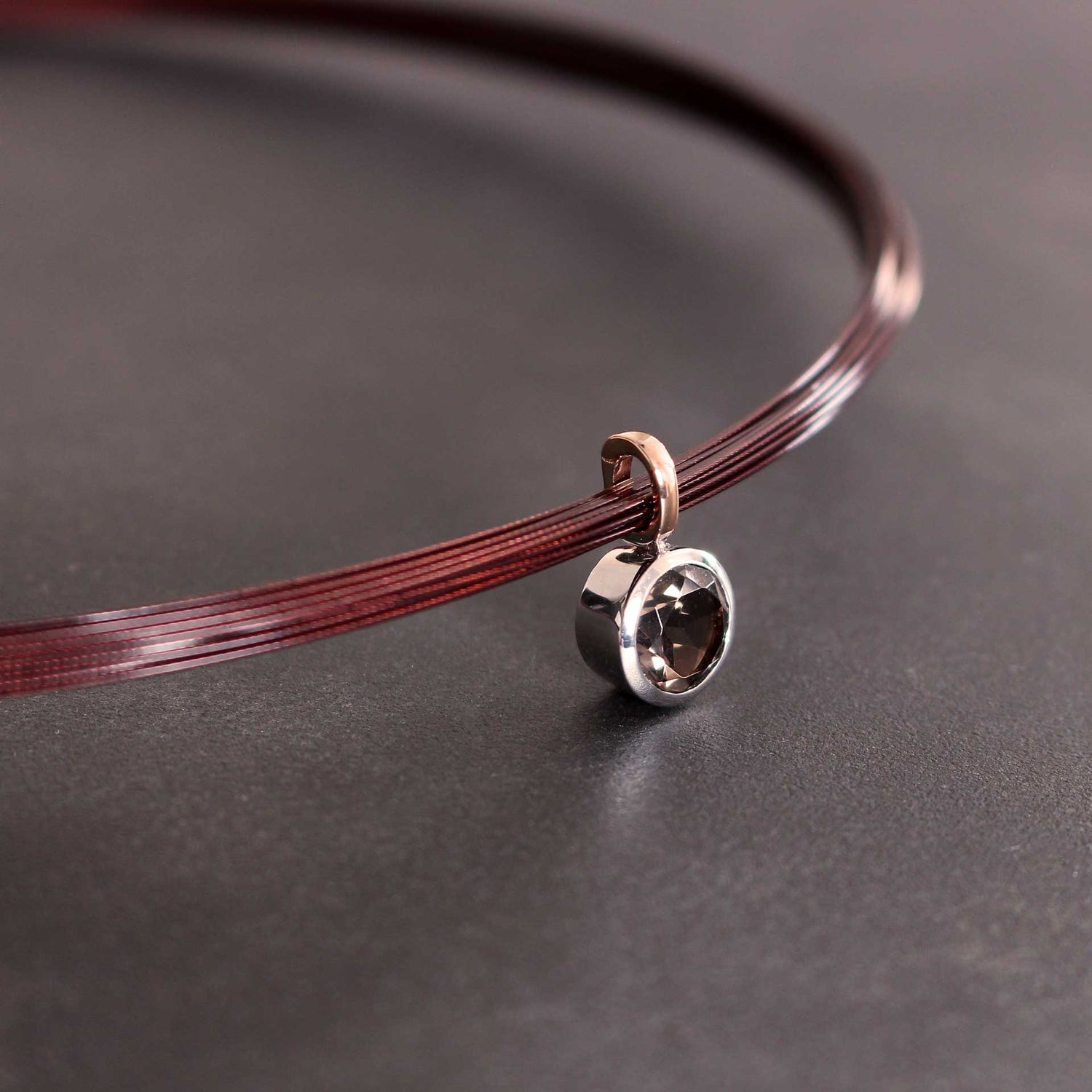Rauchquarz Anhänger 14 Karat Weißgold Rotgold handgefertigt am Stahlcollier
