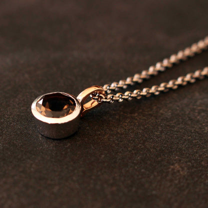 Rauchquarz Halskette 14 Karat Gold an geschwärzter Silberkette getragen