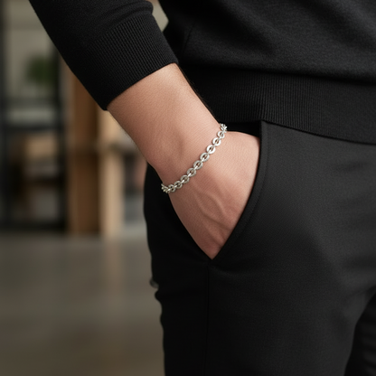 Strukturiertes lässiges Silberarmband unisex getragen am Handgelenk