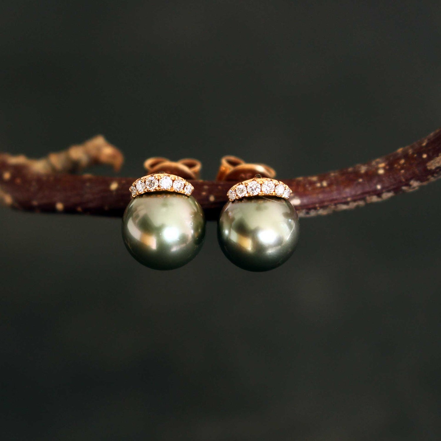 Tahitiperlohrstecker 8–9 mm in 18 ct Rotgold mit Brillanten