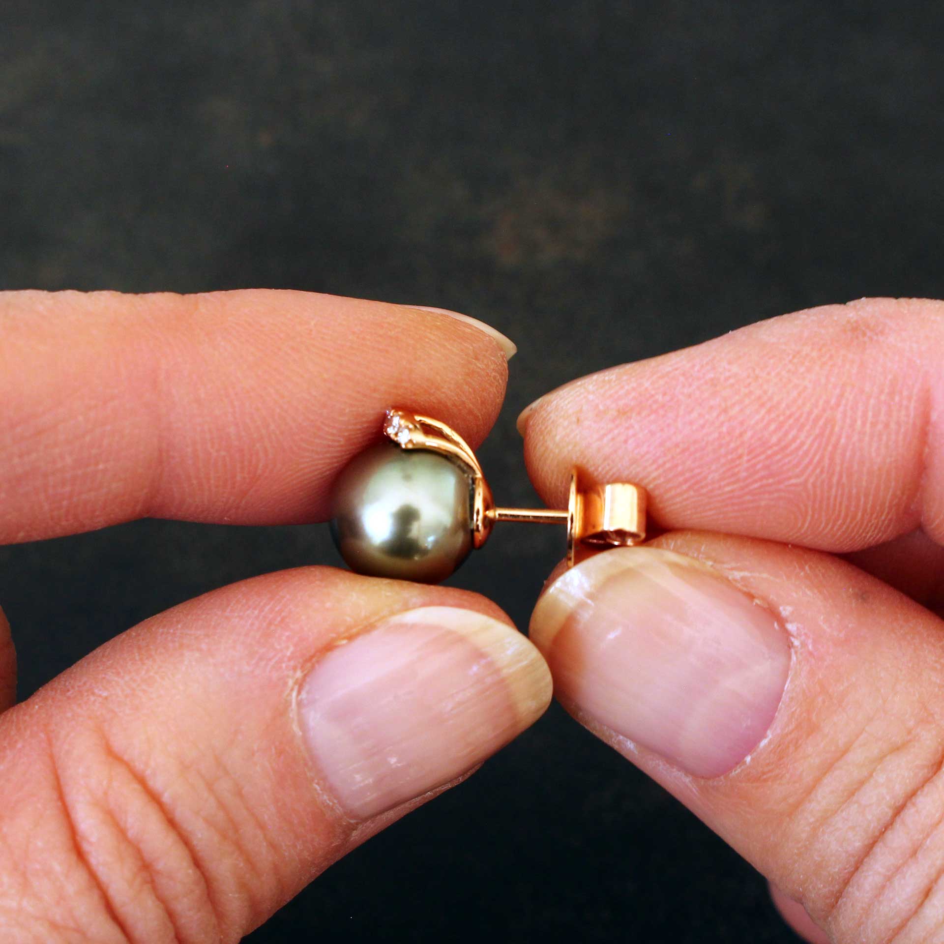 Tahitiperlohrstecker 8–9 mm in 18 ct Rotgold mit Brillanten