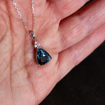 London Blue Topas Anhänger in 14 ct Weißgold mit Brillanten