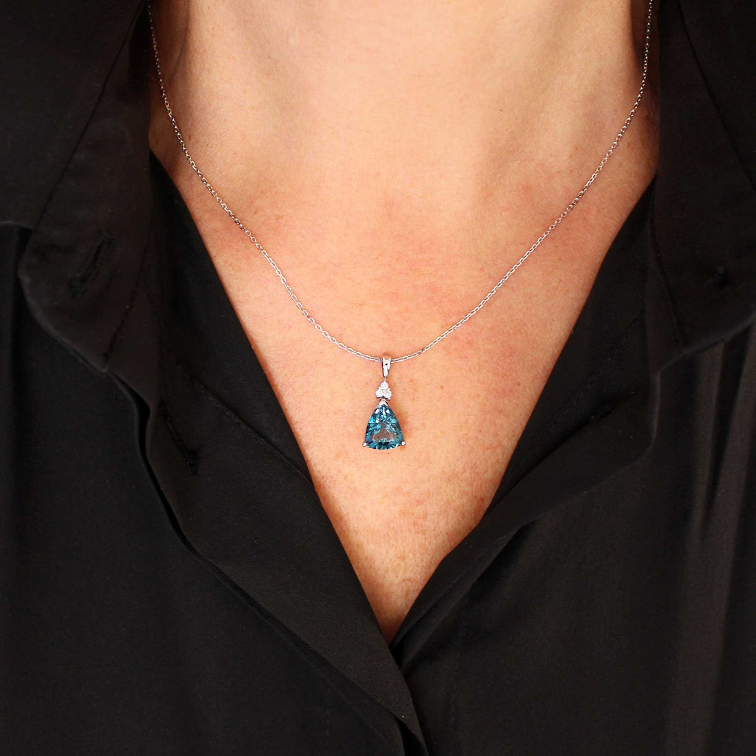 London Blue Topas Anhänger in 14 ct Weißgold mit Brillanten