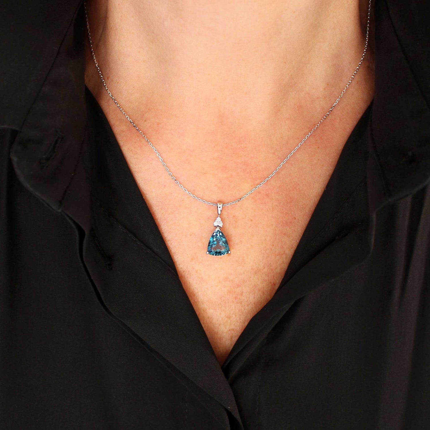 London Blue Topas Anhänger in 14 ct Weißgold mit Brillanten