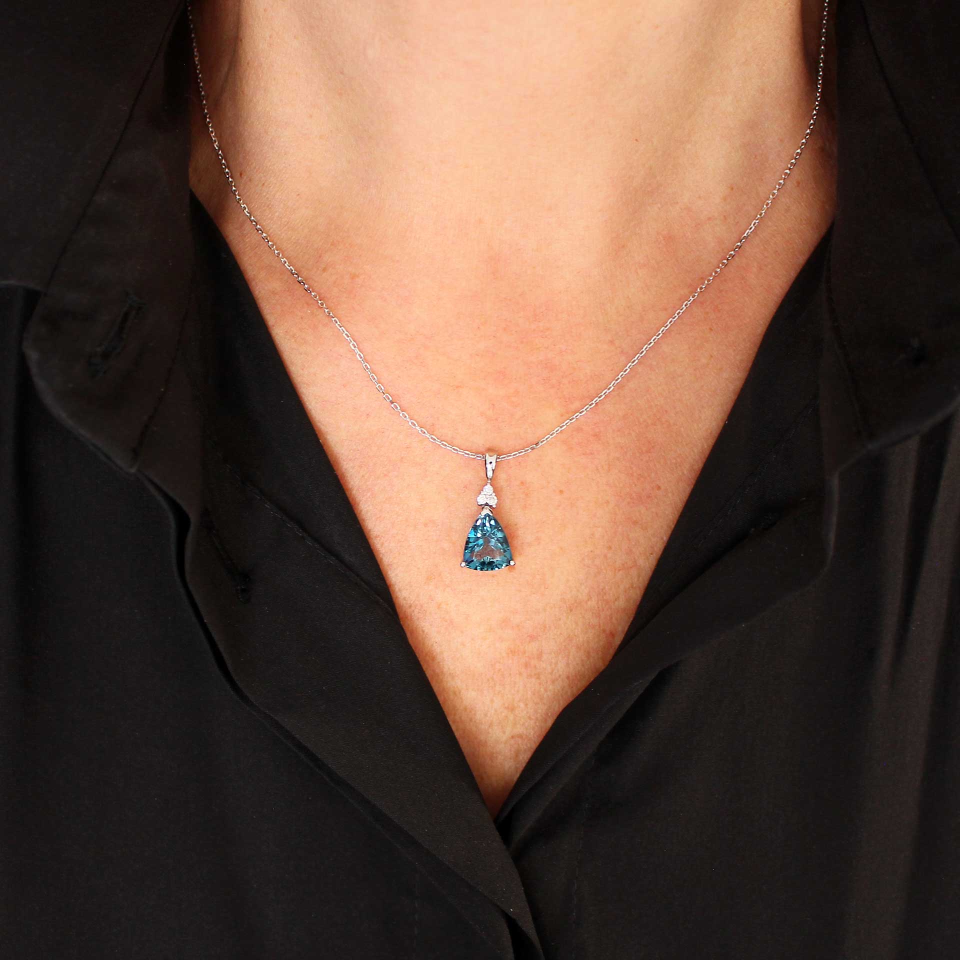 London Blue Topas Anhänger in 14 ct Weißgold mit Brillanten