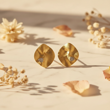 Goldohrstecker 14ct mit organischen Formen und mattierter Oberfläche – drei Brillanten 0,09 ct in Weißgoldfassungen - handgefertigtes Designerstück aus deutscher Goldschmiedewerkstatt