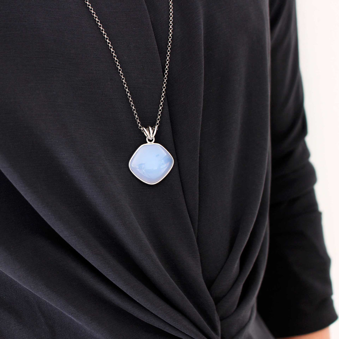 Chalcedon Anhänger 925 Silber, Detailansicht des blauen Edelsteins