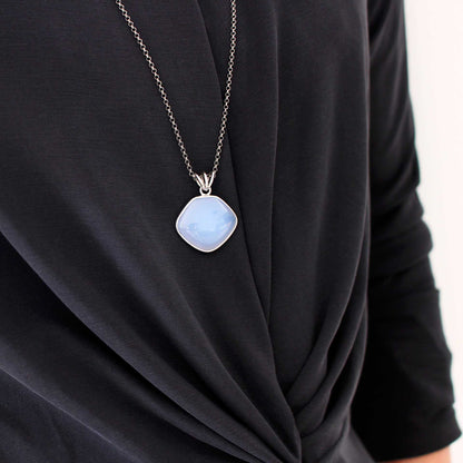 Chalcedon Anhänger 925 Silber, Detailansicht des blauen Edelsteins