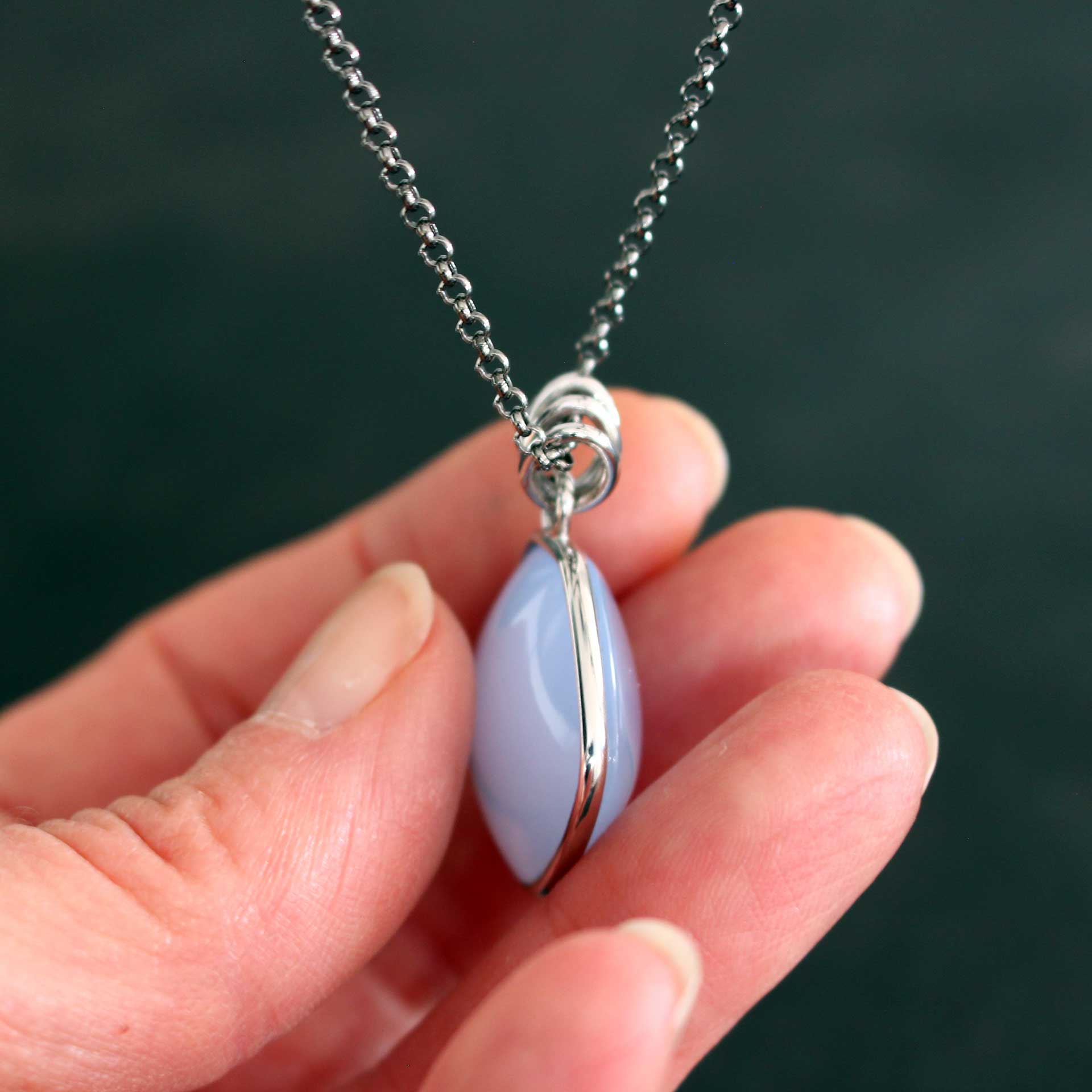Naturstein Anhänger Chalcedon in Silberfassung, handgefertigt