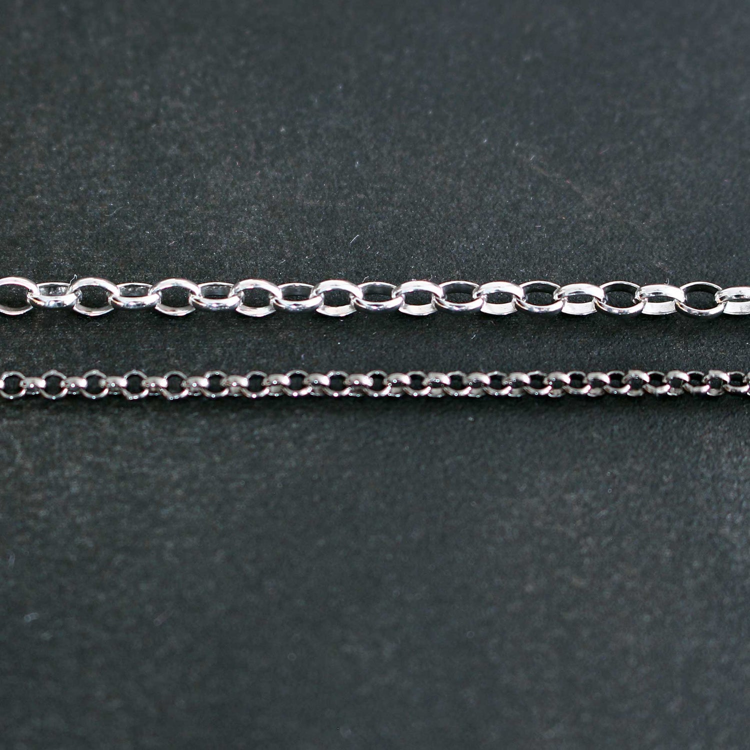 Chalcedon Anhänger mit zwei Ketten-Optionen: weitmaschige Ankerkette weiß rhodiniert und lange Erbskette schwarz rhodiniert