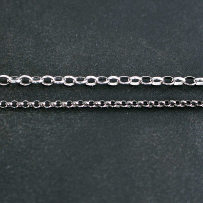 Chalcedon Anhänger mit zwei Ketten-Optionen: weitmaschige Ankerkette weiß rhodiniert und lange Erbskette schwarz rhodiniert