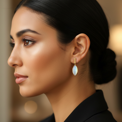 Mondsteinohrringe 18ct. Handgefertigt von Anita Scheja getragen 